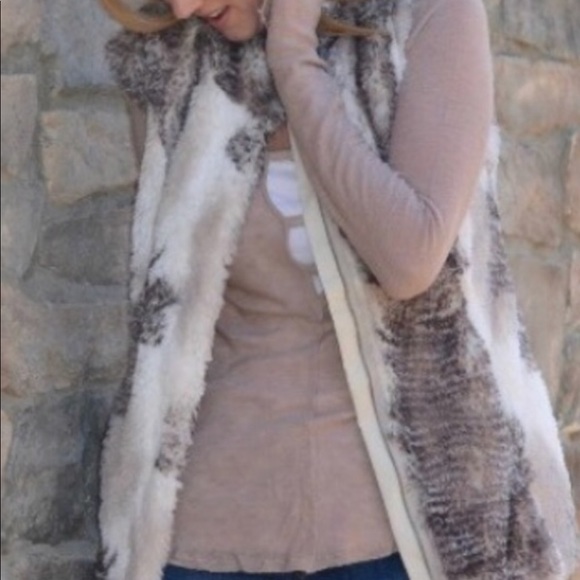CAbi Aspen Vest-Faux Shearling and softer! - Picture 5 of 7